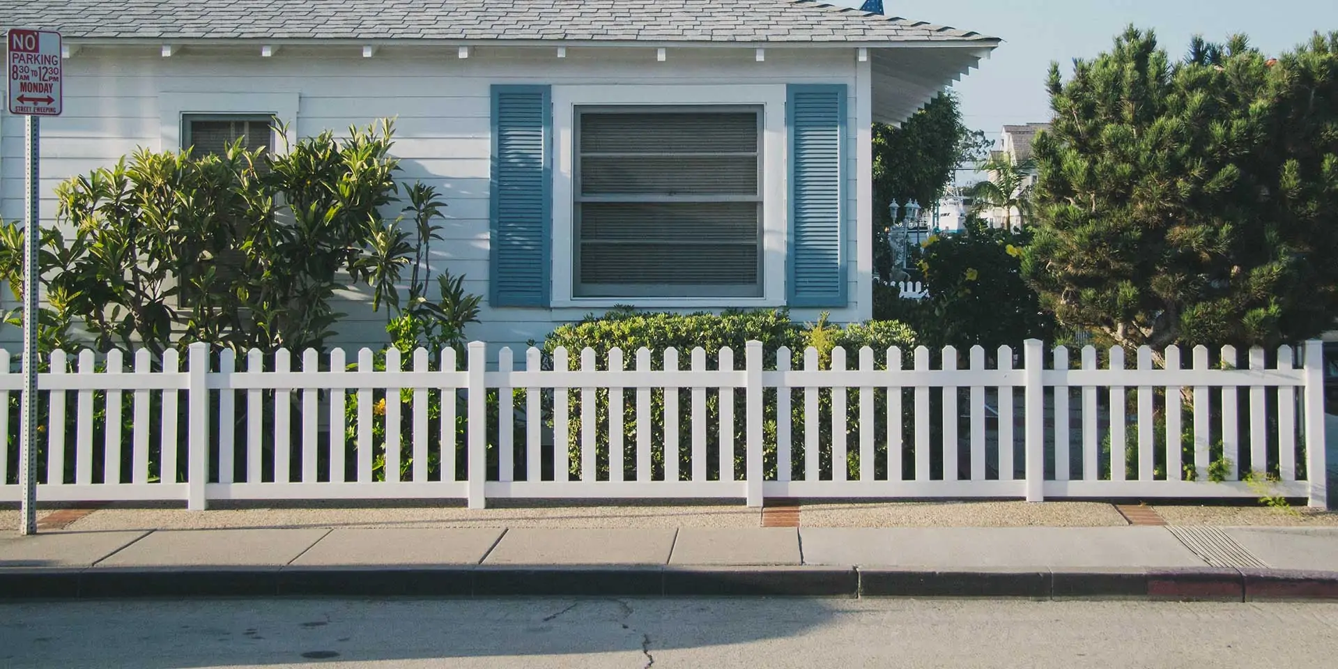 vinyl picket fence
